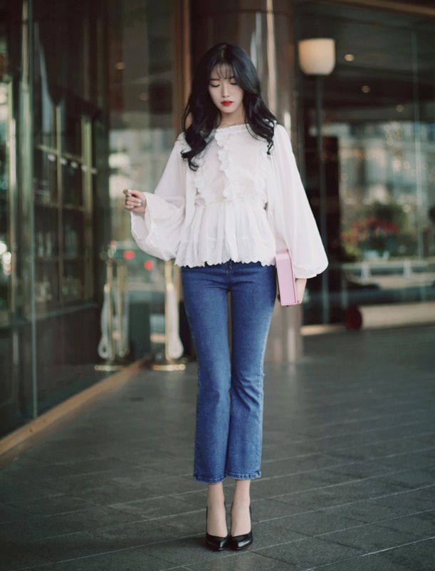 Bạn cũng hoàn toàn có thể kết hợp sơ mi với jean. Cách kết hợp này đem đến cái nhìn đơn giản nhưng cũng rất lịch sự và phù hợp với môi trường công sở hoặc đi chơi cũng thoải mái vô cùng.