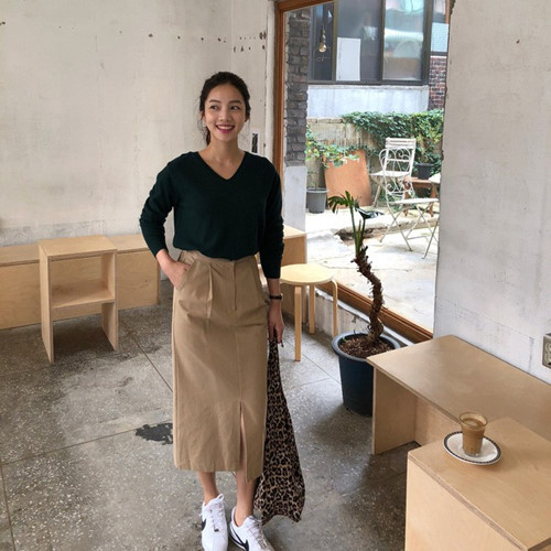 Thêm một set đồ trẻ trung và năng động cùng chân váy midi mà các nàng có thể ứng dụng ngay trong mùa thu này. Điều quan trong khi mix màu sắc là nên chọn những gam màu nhẹ nhàng trung tính như be, nâu nhạt, xanh rêu để phù hợp thời tiết thu.  