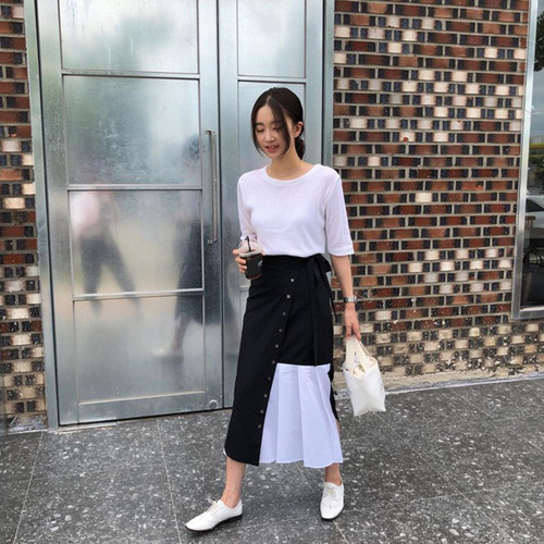 Chiếc áo phông trắng đơn giản 