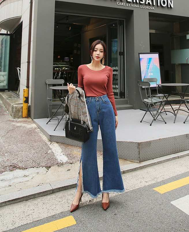 Thanh lịch mà không kém phần thời thượng khi kết hợp áo phông cùng quần jean xẻ ống và giày cao gót. Để bộ Shbet999 com đăng nhập của mình thêm nổi bật, nàng có thể lựa chọn màu áo và giày cùng màu    