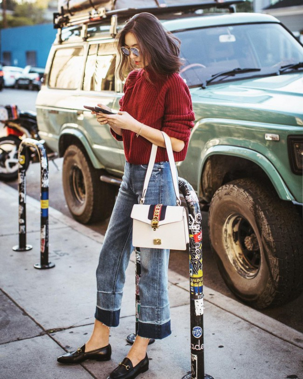 Áo len + quần jeans chính là công thức kinh điển của mọi mùa đông nhưng thay vì diện quần skinny jeans, các nàng hãy thử mix áo len cùng jeans dáng suông xem, trông sẽ cá tính và phóng khoáng hơn hẳn đấy!  
