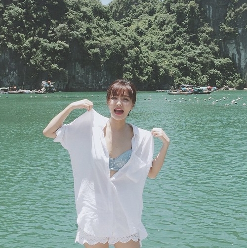 Bích Phương hết mực sexy với bikini chấm bi, hơi hướng retro cùng quần shorts rent và sơ mi trắng.    
