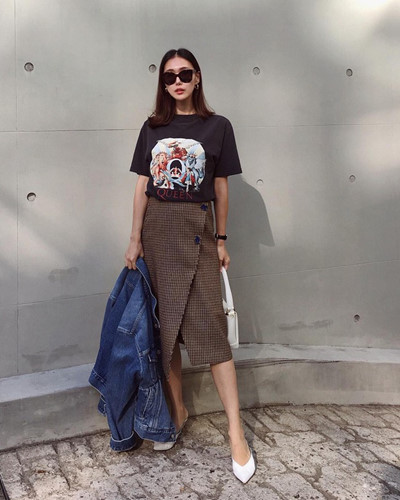 Thêm một set đồ với áo phông và chân váy midi chuẩn style công sở trẻ trung mà các nàng hoàn toàn có thể học tập.  