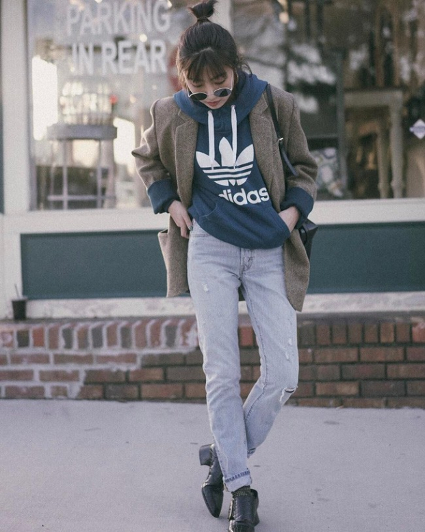 Diện bộ đôi áo hoodie + quần jeans, vẻ ngoài của các nàng lập tức sẽ trẻ hơn vài tuổi. Nếu sợ trời lạnh thì chỉ cần khoác ngoài chiếc áo dạ là đủ ấm áp lại sành điệu tuyệt đối.  