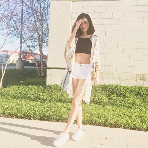 Cũng có lúc, kiều nữ 8X không ngại phô diễn thân hình lý tưởng với crop top và quần shorts, để lộ vòng eo “con kiến” và đôi chân thon nuột nà.    