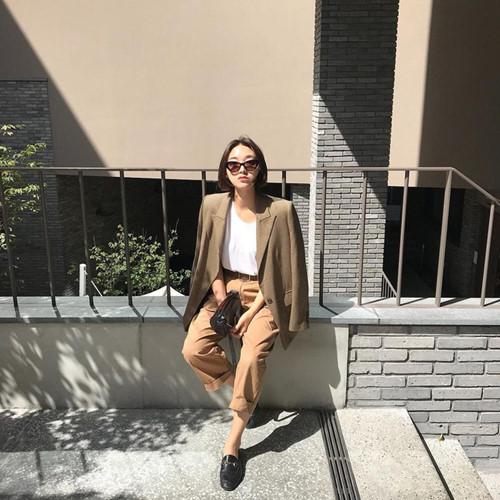 Không biết chọn mix quần âu và áo blazer như thế nào cho đẹp, cách đơn giản nhất là chọn mua áo quần cùng tông như cách mix của cô nàng này.  