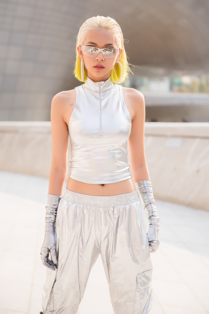 Phong cách được Phí Phương Anh mang đến Seoul Fashion Week lần này là Futuristic - thời trang mang hơi hướng tương lai.  