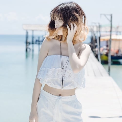 Cảm hứng boho cũng được người đẹp ứng dụng khéo léo qua những bộ cánh sexy, hút mắt.    
