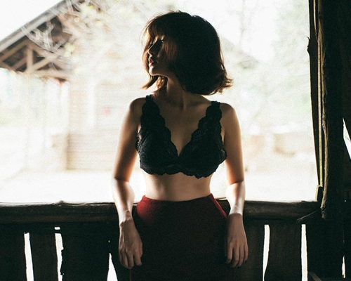 Bích Phương “đốt mắt” fans cùng xu hướng khoe nội y, trưng dụng bralette ren sexy nhưng vẫn giữ được vẻ nữ tính, tinh tế.    