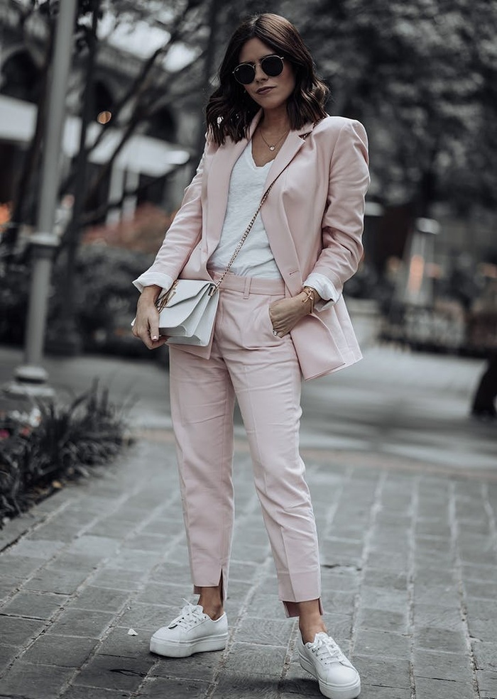 Phối bộ suit với áo thun và giày sneaker sẽ giúp set đồ của bạn không quá bắt mắt và gây khó chịu cho người nhìn. Bạn sẽ thêm huyền bí, thu hút hơn nhiều.    