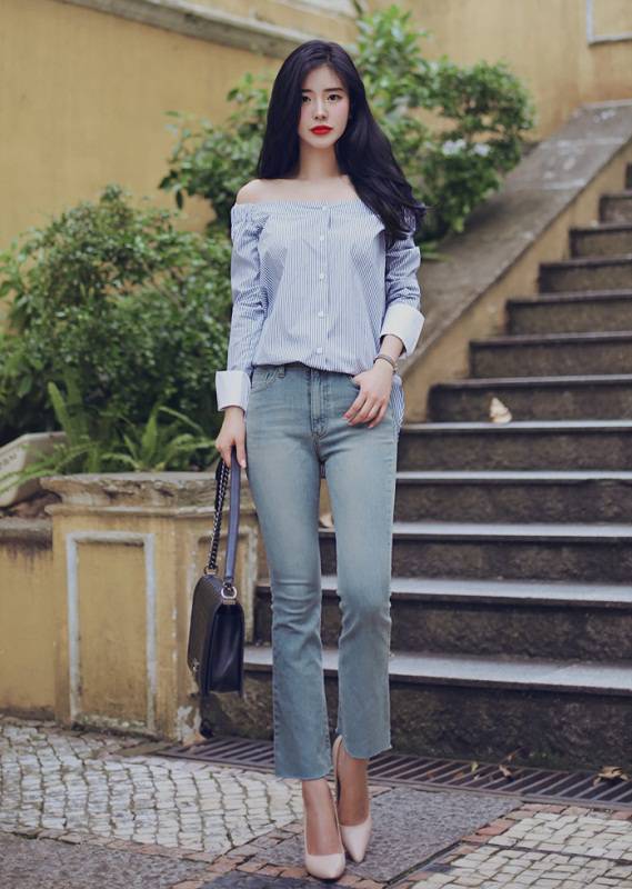 Những chiếc áo trễ vai kết hợp với quần jeans chính là “vũ khí” bí mật giúp các cô nàng nổi bật giữa đám đông.    
