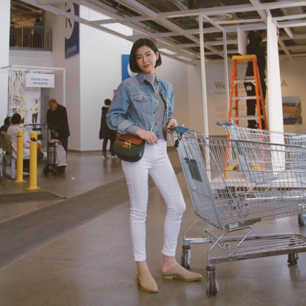 Nếu đã chán quần jeans xanh, các nàng hãy thử diện jeans trắng xem, vẻ ngoài sẽ trở nên nữ tính hơn hẳn đấy! Khoác ngoài chiếc áo denim dáng ngắn là đã có ngay set đồ vừa trẻ trung lại sành điệu hết sức!  