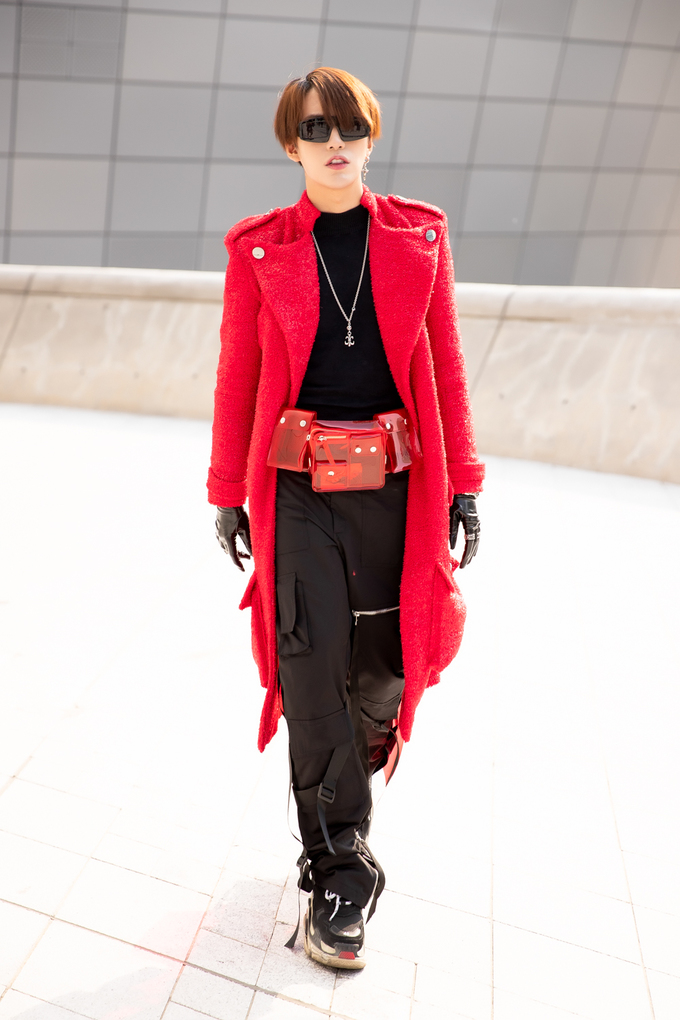 Kye Nguyễn còn khéo léo phối cùng giày của thương hiệu Balenciaga.    