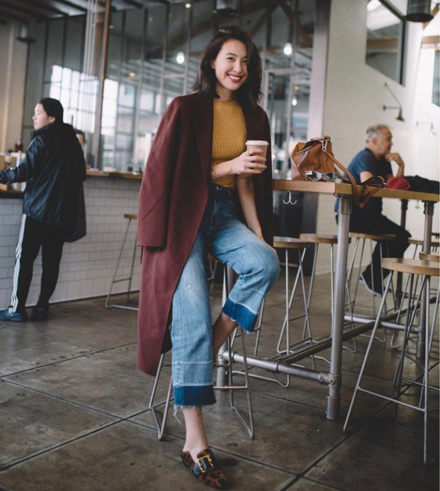 Set đồ này đã chứng minh, quần jeans xanh kết hợp cùng những tông màu trầm ấm sẽ mang đến vẻ ngoài cực sang chảnh và chuẩn mốt cho các nàng; diện vào mùa lạnh thì thực sự không thể hoàn hảo hơn.  