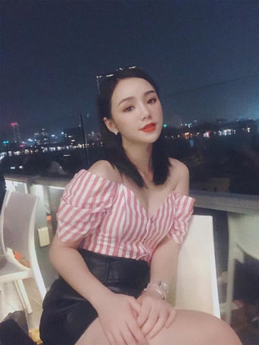 Quỳnh Kool gợi cảm trong set đồ áo kẻ sọc trễ vai khoét ngực và váy bó.  