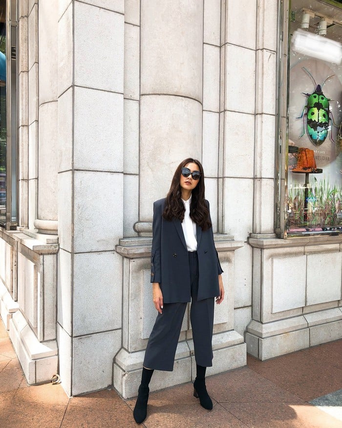 Chọn blazer độn vai với tông màu xanh xám khá đứng tuổi, Tăng Thanh Hà đã cải thiện điều này khi diện cùng quần lửng và sơ mi trắng để tạo nên sự trẻ trung cho tổng thể Shbet999 com đăng nhập. Bên cạnh đó, mắt kính cùng giày boots đế vuông giúp nữ diễn viên trở nên nổi bật và cá tính hơn hẳn.    