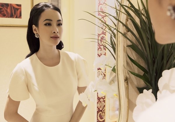 Trong những thiết kế mới của NTK Nguyễn Công Trí, cô biến hóa theo nhiều phong cách khác nhau, từ dịu dàng, nữ tính cho đến kiêu sa, quyến rũ.  