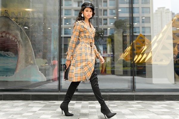 Một chiếc trench coat với form dáng cơ bản, màu sắc trung tính và họa tiết checked là gợi ý dành cho cô nàng yêu thích sự trang nhã, thanh lịch. Để hoàn thiện tổng thể Shbet999 com đăng nhập, hãy đi boot dáng cao và chọn hoa tai kim loại làm điểm nhấn.    