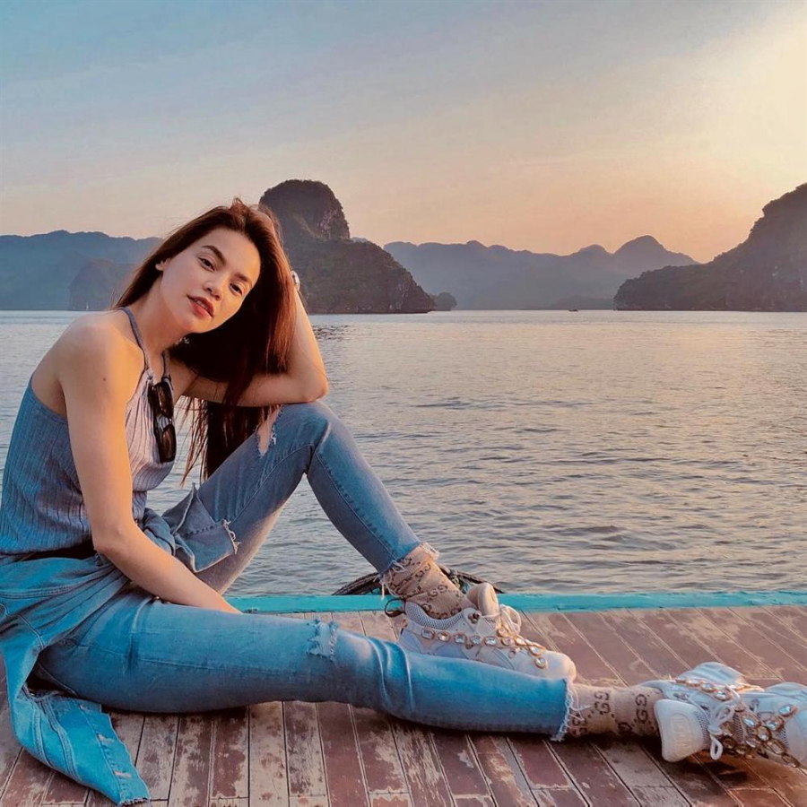 Hồ Ngọc Hà năng động cùng set đồ denim kết hợp giầy sneaker Gucci khỏe khoắn.    