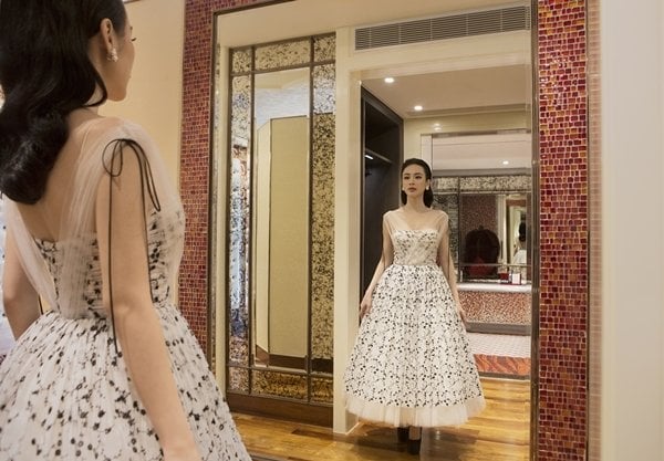 Là một nữ diễn viên có phong cách thời trang biến hóa, trong mỗi lần xuất hiện Angela Phương Trinh đều khiến công chúng phải bất ngờ với hình ảnh mới mẻ.  