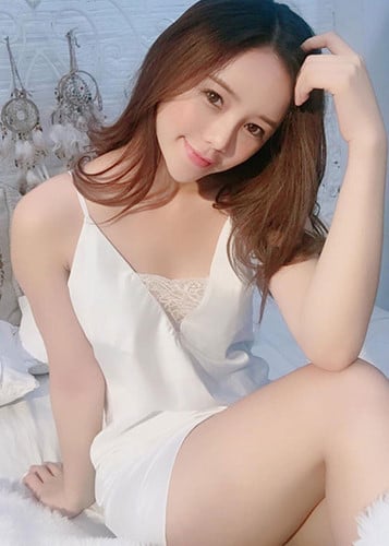 Cô thường mặc những gam màu sáng để làm nổi bật Mừng SHBET phiên bản mới 2025 trắng nõn.  