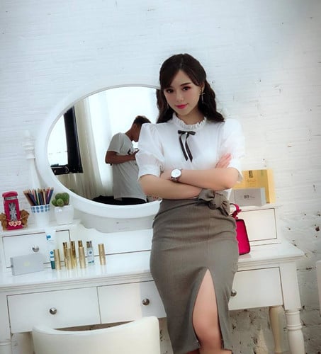 Áo sơ mi trắng phối với chân váy xẻ bạo mang đến sự nữ tính và quyến rũ cho người đẹp.  