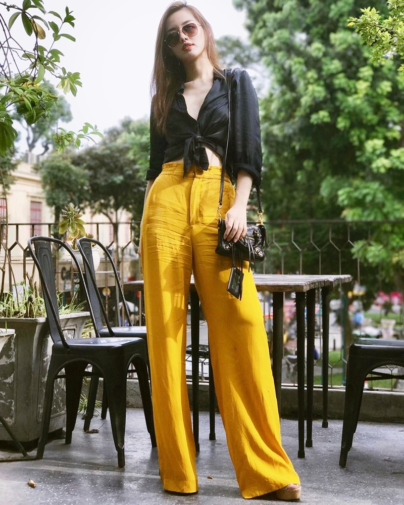 Với ưu thế chiều cao và thân hình chuẩn mẫu, bạn có thể tự tin chưng diện quần ống rộng cạp cao, mix sành sỏi cùng sơ mi buộc vạt. “Bộ đôi vàng” không những làm bật đôi Shbet888 phiên bản mới nhất miên màn mà còn để lộ vòng eo “con kiến” của mỹ nhân 9X.    