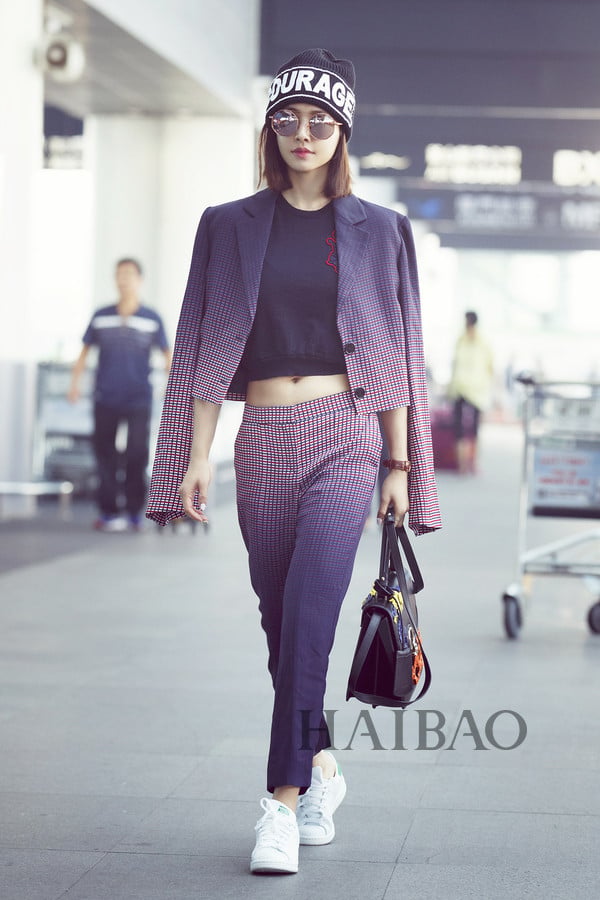 Thái Y Lâm trẻ trung với cách diện blazer thắt eo giấu quần khoe chân thon.