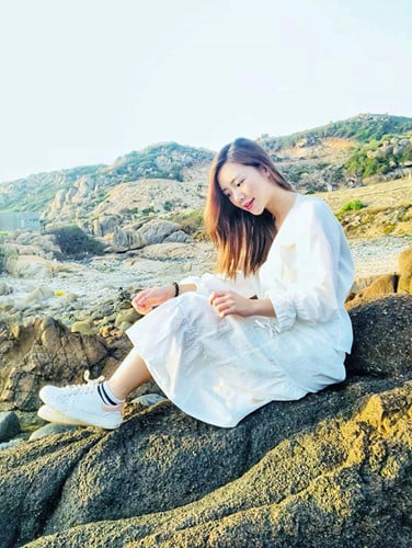 Cô khá chuộng màu sáng khi phối váy trắng với giày cùng tông.  
