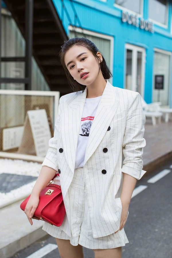 Người đẹp Mã Tư Thần cũng mix blazer kèm quần short cùng họa tiết kẻ duyên dáng.
