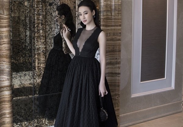 Với chiếc đầm xòe, cổ chữ V khoét sâu cũng giúp cô thu hút ánh nhìn bởi sự quyến rũ và sang trọng.  