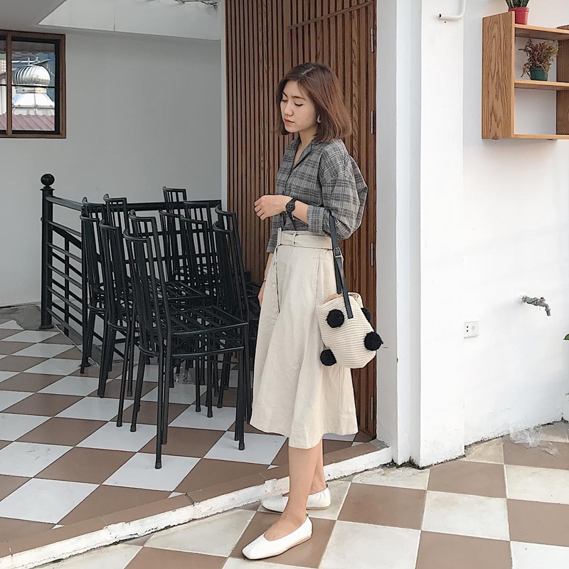 Sơ mi kẻ ô và chân váy midi sẽ mang đến cho các nàng vẻ đẹp thanh lịch, dịu dàng.