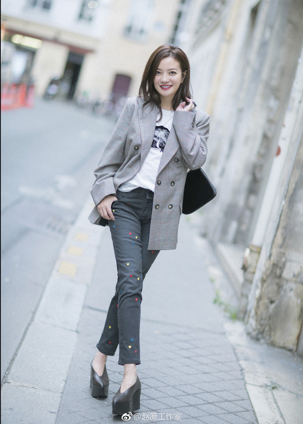 Street style sành điệu của Triệu Vy với blazer xám, áo thun, quần jeans đính sticker và giày độn đế.