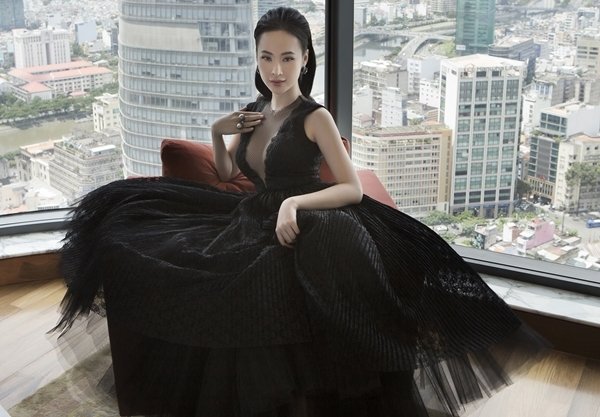 Những bộ Shbet999 com đăng nhập này giúp Angela Phương Trinh khoe trọn vóc dáng gợi cảm mà vẫn đúng tinh thần của một nàng tiểu thư quyền quý, sành điệu và đầy phong cách.  