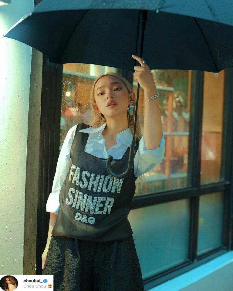Châu Bùi thanh lịch cùng đồ đen trắng. Chiếc áo Dolce&Gabbana được mặc cùng sơmi trắng kín đáo. Châu Bùi kết hợp với chân váy đen và loạt phụ kiện hàng hiệu từ vòng, nhẫn cho đến hoa tai.    