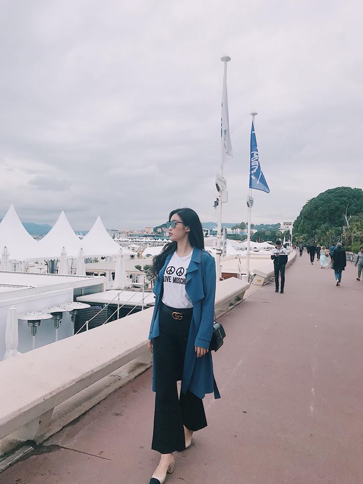 Mỹ nhân sinh năm 1995 cũng rất tinh ý khi mix kèm thắt lưng Gucci, giày Chanel và áo thun Moschino.     