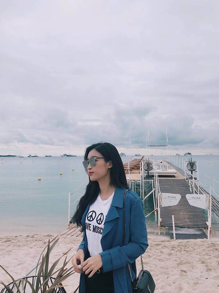 Trước đây, trong chuyến công tác ngắn ngày tại Cannes và Paris, Hoa hậu Mỹ Linh đã có những bức ảnh street style khoe gu thời trang ở trời Âu đẹp mắt. Thế nhưng, nhiều tín đồ đã có phát hiện thú vị rằng nàng Hoa hậu diện đúng một chiếc áo từ Cannes sang Paris.
