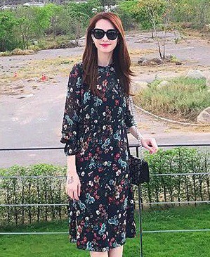 Là hoa hậu nổi tiếng nhưng Đặng Thu Thảo cũng mê đắm đồ bình dân. Mẫu đầm Zara này từng được HH Đỗ Mỹ Linh và nhiều sao Việt cùng diện, nhưng Thu Thảo chẳng ngại đụng hàng mà còn mặc ít nhất 2 lần.    
