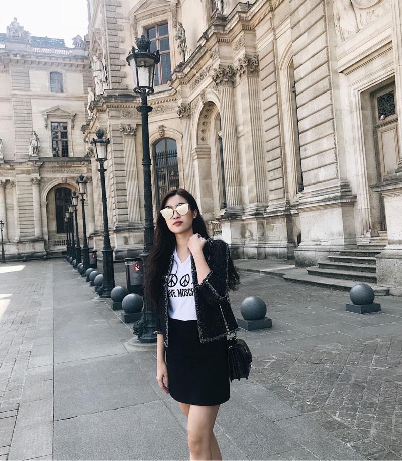 Tuy nhiên, cách mix đồ khéo léo cùng chân váy đen và jacket vải tweed đã mang đến một diện mạo khác hoàn toàn dù cô diện lại áo cũ.     
