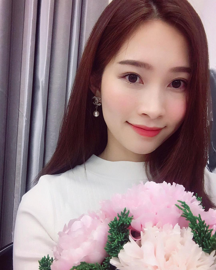 Nhưng nhiều nhất phải kể đến đôi khuyên tai của Chanel. Với thiết kế đơn giản, thanh lịch đôi khuyên tai này rất dễ diện và được HH Thu Thảo kết hợp cùng nhiều set đồ khác nhau, dù là street style hàng ngày hay Shbet999 com đăng nhập lộng lẫy đi dự sự kiện cũng đều hợp với đôi khuyên tai này.    