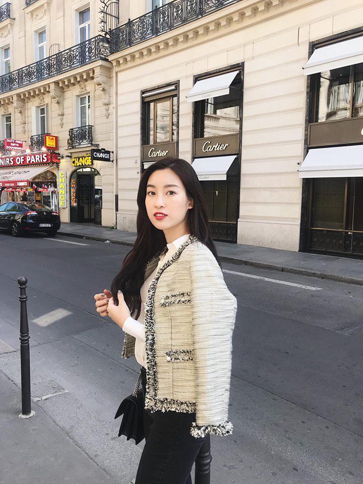 Dường như nàng Hoa hậu rất phù hợp và yêu thích những chiếc áo khoác vải tweed, nó mang lại sự kiêu sa và rất tiểu thư.     