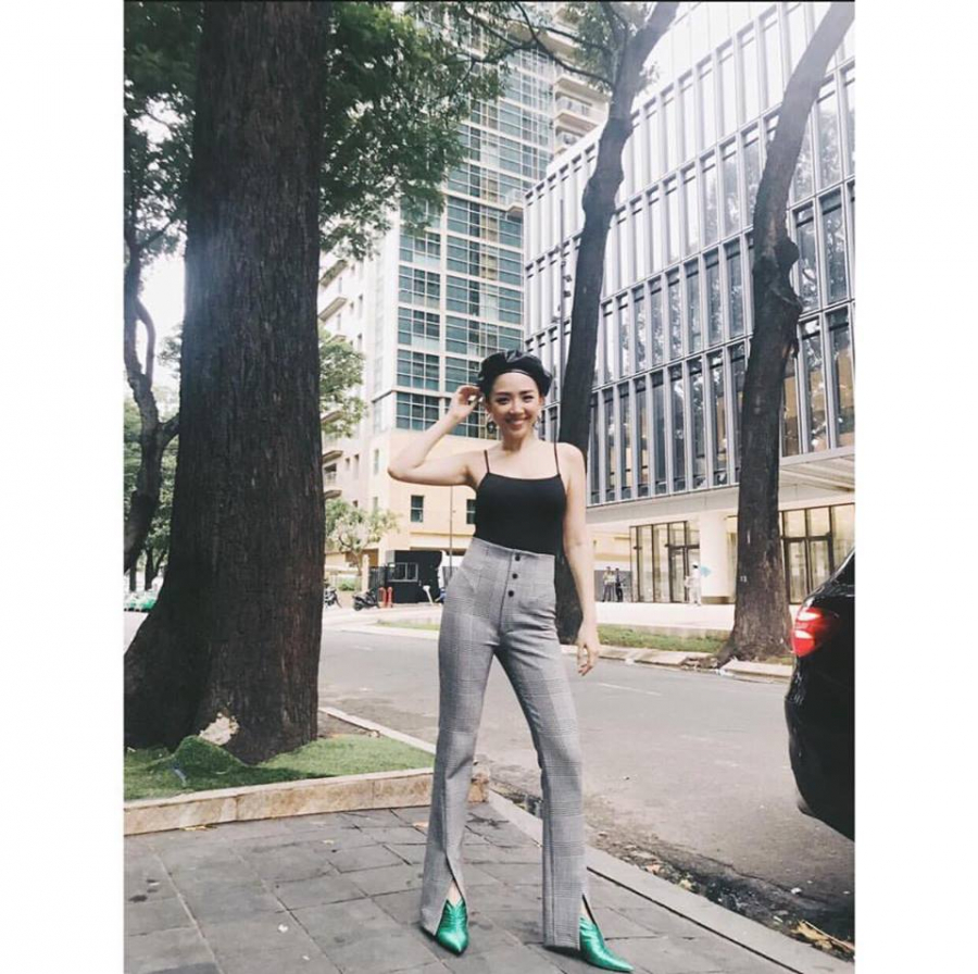 Đến lượt Tóc Tiên cũng bị mê hoặc bởi đôi boots màu xanh lá mà trước đó Thanh Hằng từng diện.    