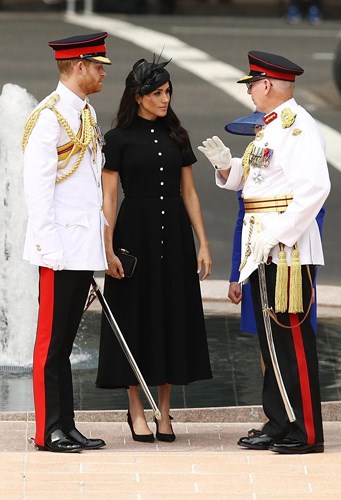 Meghan và Harry trò chuyện cùng Thống đốc bang New South Wales David Hurley.  