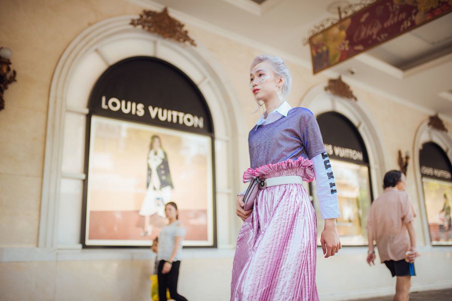 Theo trào lưu Harajuku của Nhật Bản, một chàng trai đã lựa chọn hóa thân thành cô gái với Shbet123 Link Vào ShBet Mới Nhất bạch kim bắt mắt cùng Shbet999 com đăng nhập mang sắc tím chủ đạo, kết hợp với đôi bốt ánh bạc – hot trend của mùa Thu Đông năm nay. Cách trang điểm cũng được trau chuốt kỹ càng để tạo điểm nhấn và thu hút sự chú ý với các chi tiết ánh nhũ lấp lánh.   