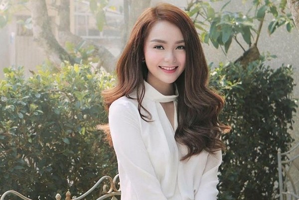 Minh Hằng tự mua sắm căn biệt thự triệu đô bằng tiền kiếm được nhờ những hoạt động nghệ thuật chăm chỉ.