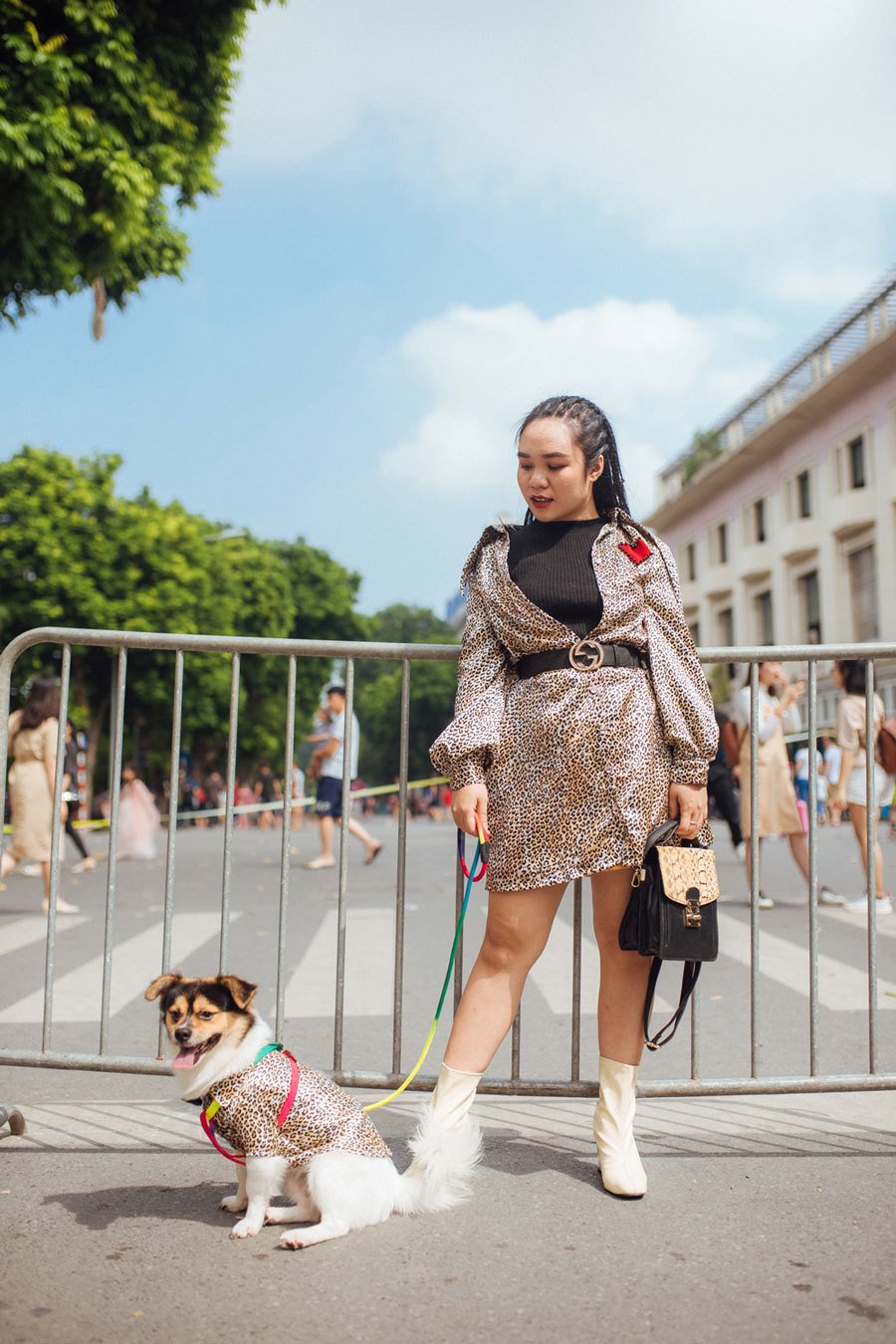  Không chỉ đầu tư váy áo phụ kiện, nhiều bạn trẻ còn dắt theo cả thú cưng dạo phố. Những chú cún xinh xắn cũng được chăm chút ngoại hình khá kỹ lưỡng với những phụ kiện nhỏ xinh, thú vị nhất chính là những set đồ đôi giữa cô cậu chủ và thú cưng.  
