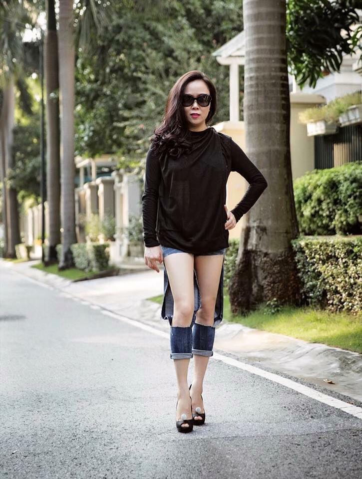 Một set đồ khác cùng chiếc quần jeans rách phô da thịt quá đà của cô cũng khiến người xem không mấy thiện cảm. Người ta 