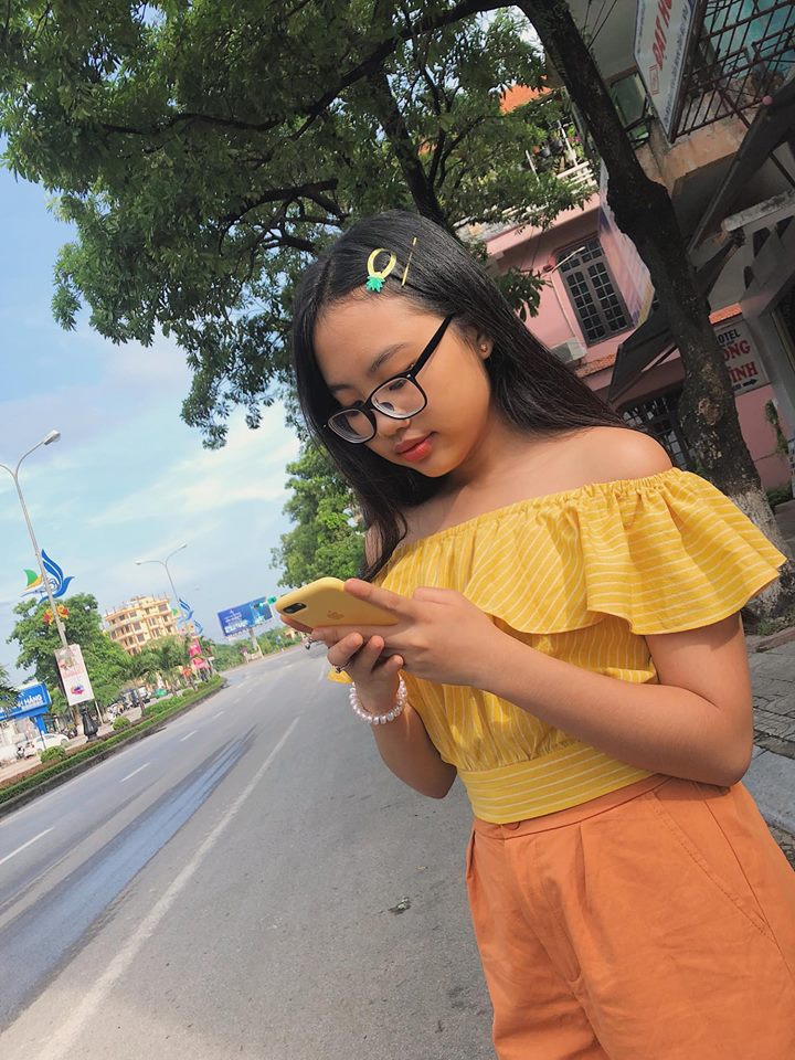 Mới đây, Á quân của Giọng hát Việt nhí mùa đầu tiên chia sẻ loạt hình ảnh mặc Shbet999 com đăng nhập năng động gồm áo trễ vai tông màu vàng kết hợp với quần đùi cá tính tạo dáng 