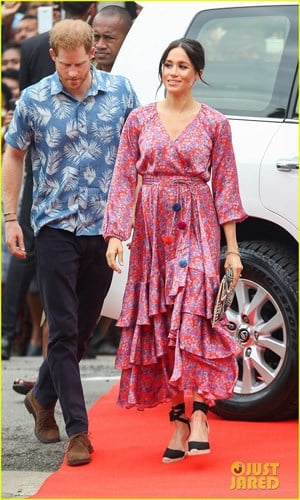 Trong bộ váy rộng rãi, Công nương Meghan Markle để lộ bụng bầu 3 tháng.  