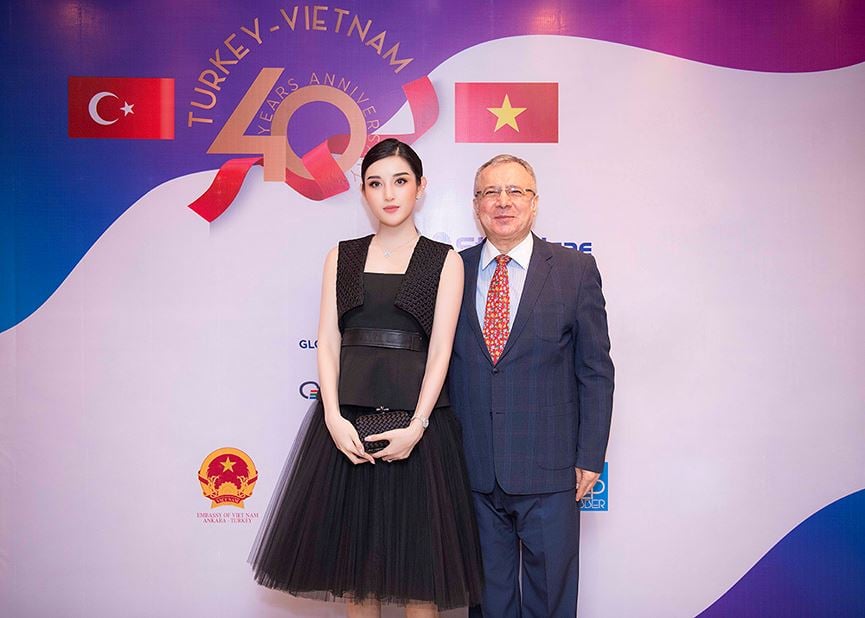 Ngài đại sứ không chỉ ấn tượng về vẻ xinh đẹp, kiều diễm của Huyền My mà còn rất ấn tượng với khả năng ngoại ngữ và giao tiếp của người đẹp.  
